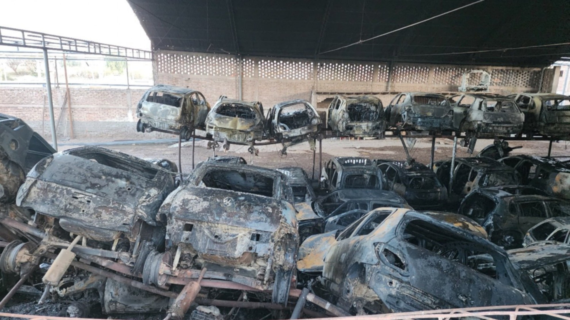 Bomberos controlan un voraz incendio en un desarmadero de Maipú